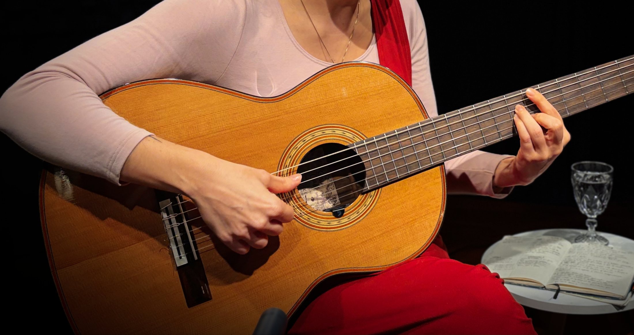 As mãos da Vanessa Moreno tocando violão